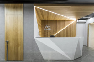 Двери в шпоне дуба в современном дизайне офиса