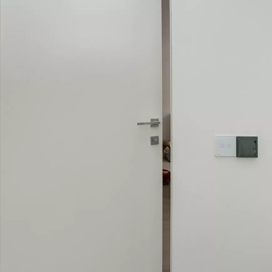 Идеальный интерьер с белыми дверями под покраску