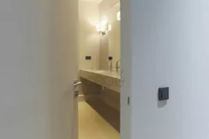 Скрытая дверь в стене для ванной