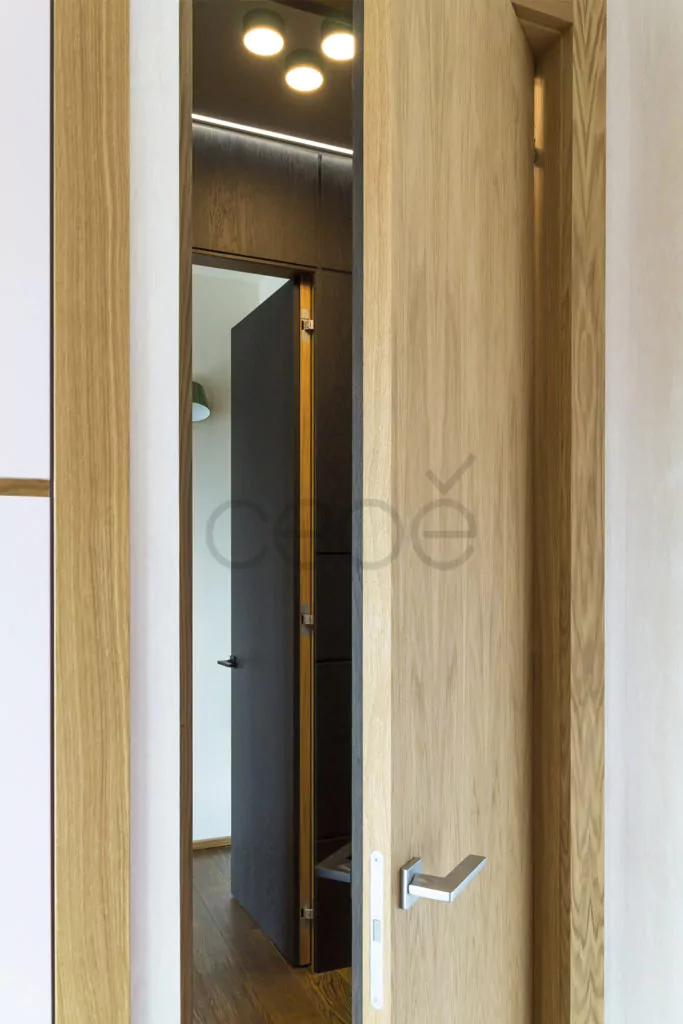 Скрытая деревянная дверь