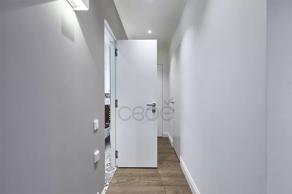 Скрытые белые двери в интерьере квартиры