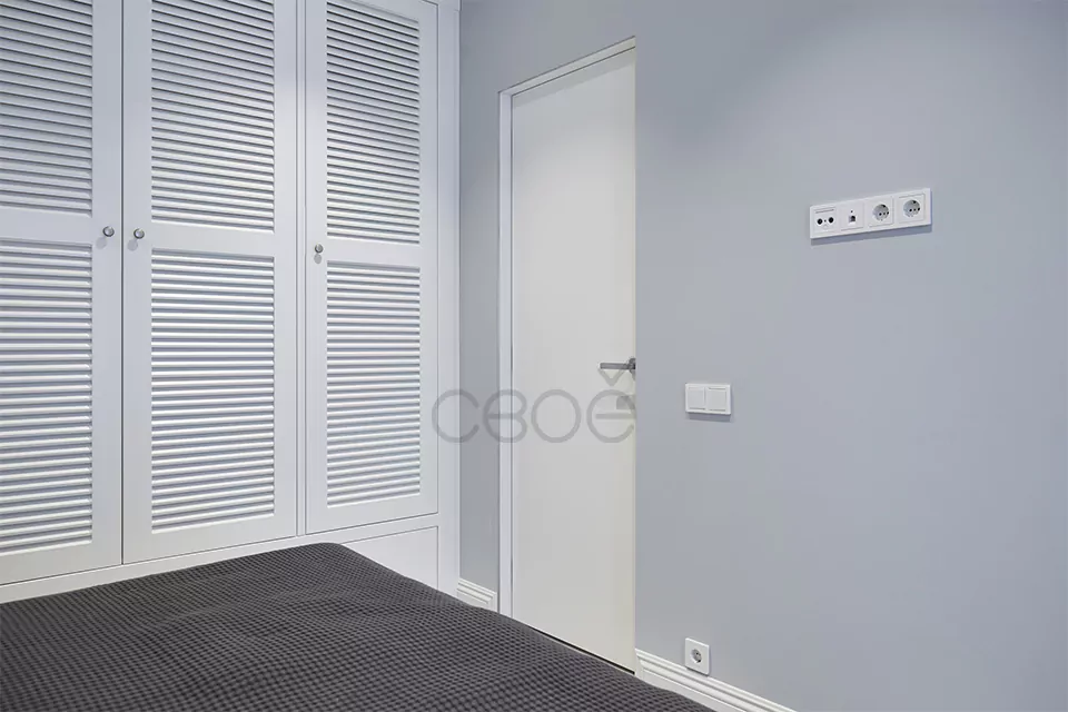 Скрытые белые двери в интерьере квартиры