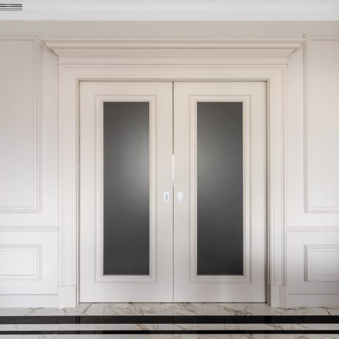 Изящные двери-невидимки с классической лепкой