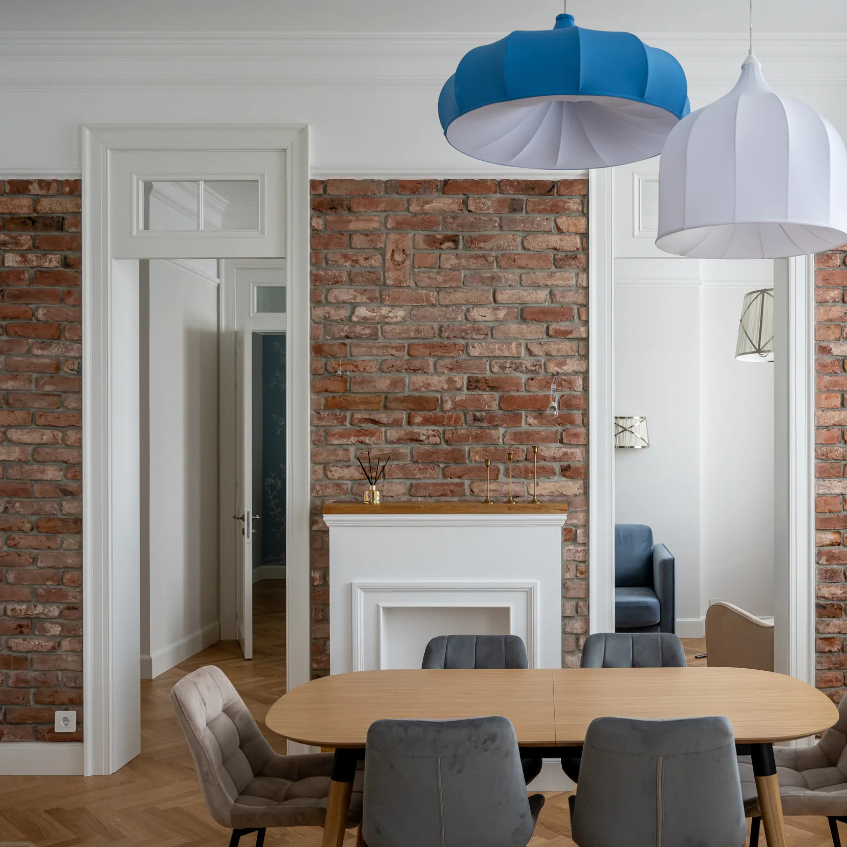 Светлая палитра с контрастными нотами: новый взгляд на дизайн квартиры